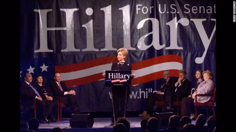 Bà Clinton thông báo hồi tháng 2/2000 rằng bà sẽ chạy đua vào ghế Thượng viện Mỹ ở New York. Sau đó, bà trúng cử vào Thượng viện.