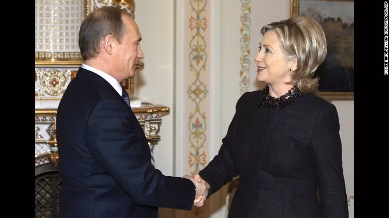 Bà Clinton bắt tay Tổng thống Nga Vladimir Putin trong cuộc gặp ở ngoại ô thủ đô Moscow (Nga) hồi tháng 3/2010.