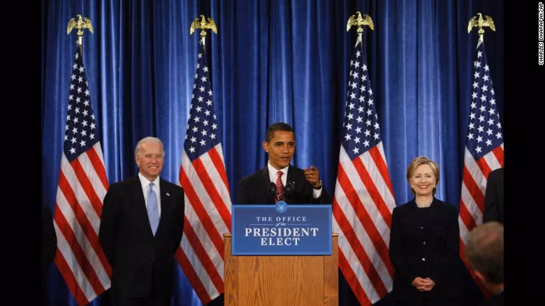 Bà Clinton (phải) đứng cạnh Tổng thống Mỹ Barack Obama tại một buổi họp báo ở Chicago hồi tháng 12/2008. Ông Obama đã bổ nhiệm bà Clinton giữ chức Ngoại trưởng Mỹ.