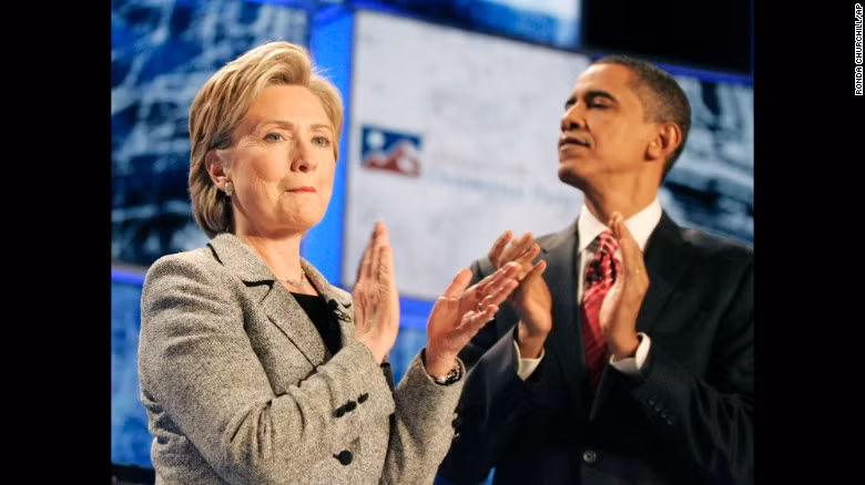 Bà Clinton và ông Barack Obama (khi đó cũng là Thượng nghị sĩ) vỗ tay khi cuộc tranh luận của Đảng Dân chủ bắt đầu năm 2007.