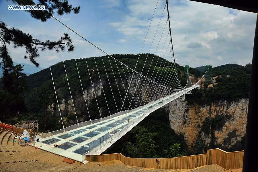  Cầu kính cao nhất thế giới ở Trung Quốc bắc qua hẻm núi lớn ở Công viên Rừng Quốc gia Trương Gia Giới, tỉnh Hồ Nam.