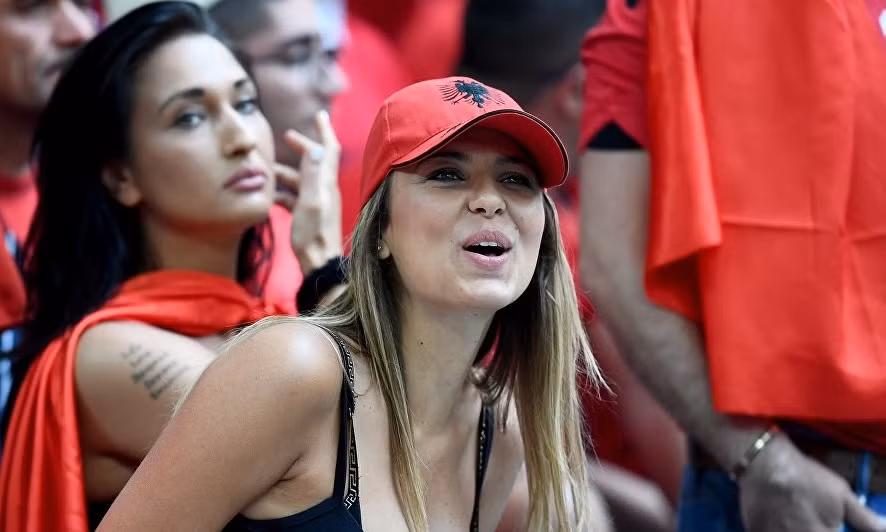 Nữ cổ động viên Albania đầy hào hứng chờ đợi trận đấu giữa Pháp và Albania bắt đầu tại sân vận động Velodrome ngày 15/6.