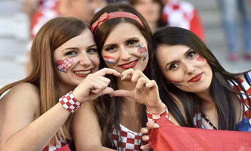 Cổ động viên Croatia tươi tắn chụp hình tại sân vận động Matmut Atlantique ở Bordeaux ngày 21/6.