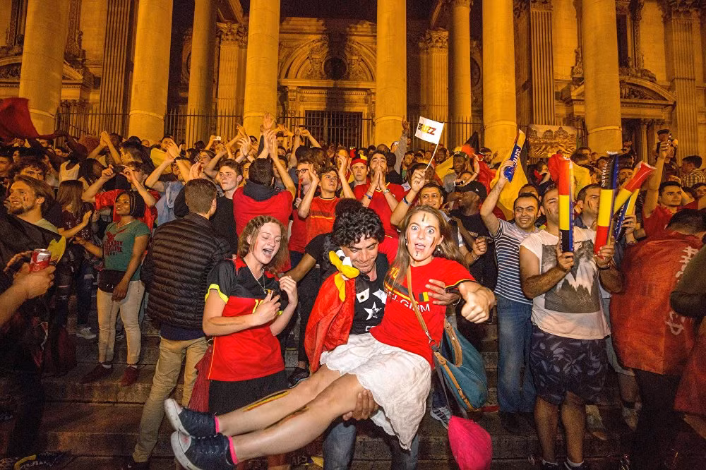 Cổ động viên đội tuyển Bỉ ăn mừng chiến thắng của đội nhà ngày 22/6.