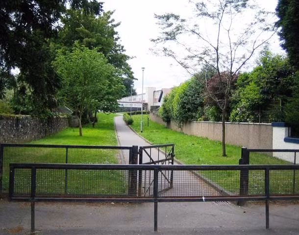 Ngày 13/3/1996, tay súng Thomas Hamilton đã bắn chết 16 học sinh và 1 giáo viên của Trường tiểu học Dunblane, gần Sitrling, Scotland, trước khi tự sát.