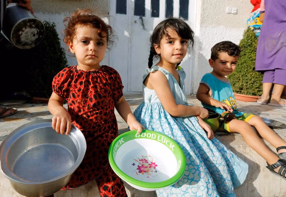 Những đứa trẻ chờ nhận thức ăn được phân phát miễn phí tại một nhà hàng trong tháng Ramadan hôm 22/6.