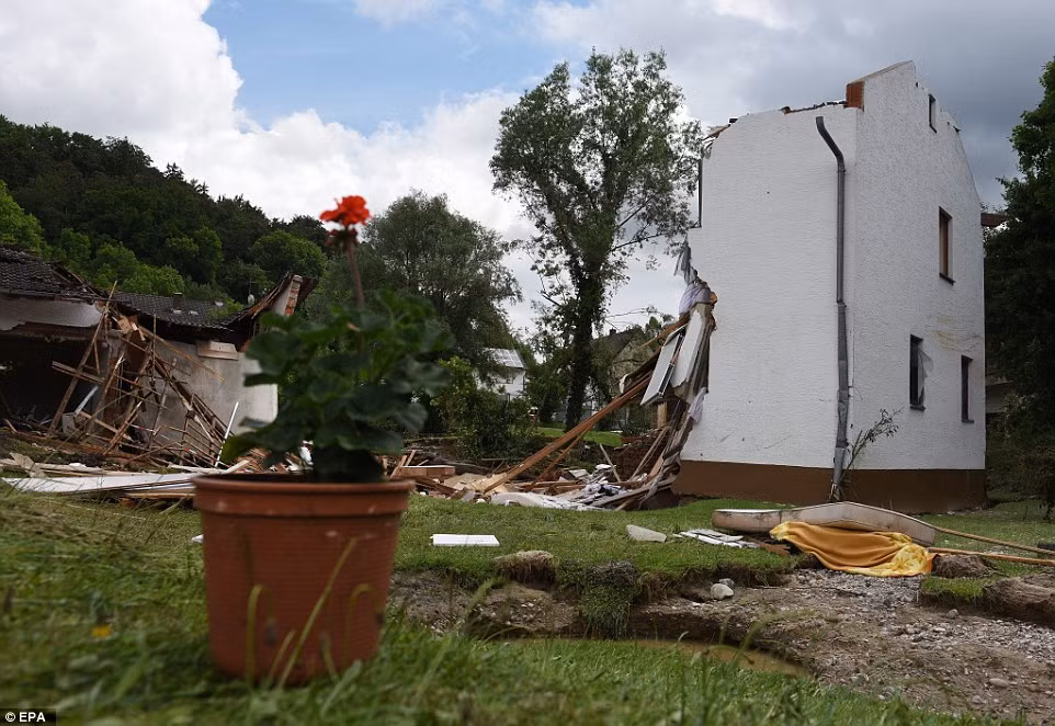 Ngôi nhà đổ nát sau mưa lũ ở Untuerken, Hạ Bavaria, Đức.