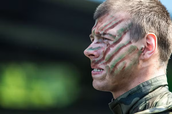 Một binh sĩ được "ngụy trang" khi tham gia cuộc tập trận Swift Response-16 ở Torun.