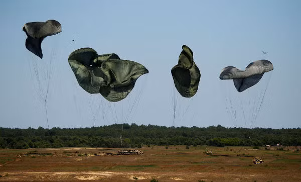 Trang thiết bị hạng nặng của Mỹ được thả xuống từ máy bay trong cuộc tập trận Anaconda-16 của NATO gần Torun, Ba Lan.