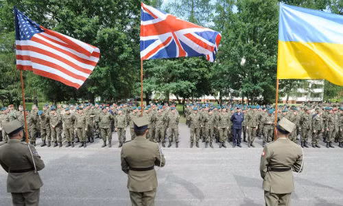 Cuộc tập trận Anaconda-16 bắt đầu từ ngày 6/6 với sự tham gia của 30.000 binh sĩ cùng nhiều xe quân sự, máy bay và tàu chiến đến từ 24 quốc gia thành viên Tổ chức Hiệp ước Bắc Đại Tây Dương (NATO) và các nước đối tác. Ảnh: Binh sĩ Ba Lan giương cờ của một số quốc gia tham gia vào cuộc tập trận kéo dài hai tuần trong lễ khai mạc cuộc tập trận ở Warsaw.