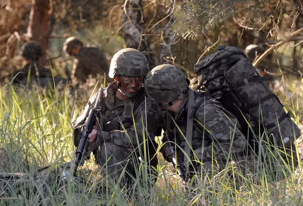 Lính dù đến từ Sư đoàn không vận 6 của Ba Lan trong cuộc tập trận quy mô lớn.