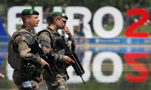 Binh lính tuần tra tại thành phố Nice ngày 8/6. Theo Gouvernement.fr, các nhà tổ chức giải đấu sẽ phụ trách an ninh bên trong sân. Họ đã thuê khoảng 10.000 người để đảm bảo an toàn cho các trận đấu. Trong khi đó, phía ngoài sân vận động, lực lượng cảnh sát và hiến binh quốc gia sẽ đối phó với các mối đe dọa cũng như ngăn khủng bố đột nhập vào bên trong. Ảnh: Reuters.