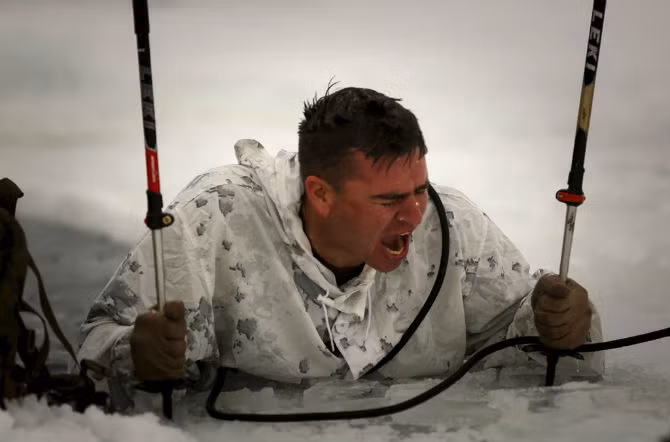 Một binh sĩ đang gồng mình chống lại cái lạnh trong bài tập đổ bộ ở điều kiện thời tiết băng giá.