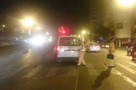 Cảnh sát có mặt tại hiện trường để điều tra vụ việc.