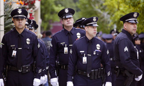 Đồng phục cảnh sát của thành viên Sở Cảnh sát thành phố Los Angeles, Mỹ (LAPD) có màu xanh thẫm. LAPD có khoảng 10.000 nhân viên cảnh sát và hơn 3.000 nhân viên dân sự. Đây là cơ quan thực thi pháp luật lớn thứ 3 tại Mỹ chỉ sau Sở Cảnh sát thành phố New York và Sở Cảnh sát thành phố Chicago. Ảnh: AP.