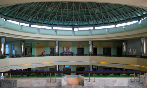 Theo Wainwright, hai điều gây ấn tượng nhất đối với ông về nội thất của những công trình ở Triều Tiên đó chính là cảm giác đối xứng và sự hài hòa màu sắc. Ảnh: Không gian trong khách sạn Tuổi trẻ Chongnyon.