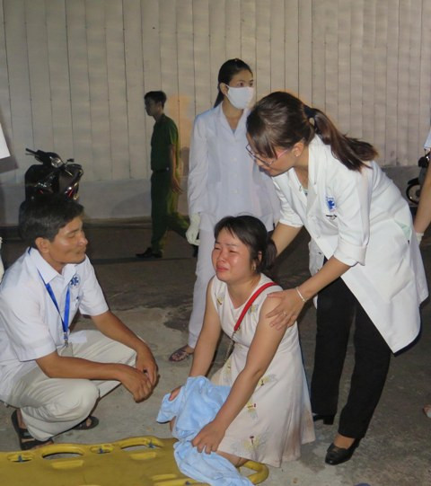 Các bác sĩ an ủi người nhà nạn nhân chìm tàu.