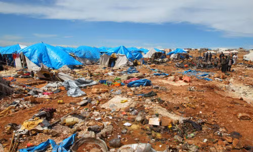 Các gia đình Syria chất đồ lên xe buýt ở thành phố cổ Palmyra ngày 14/4/2016.