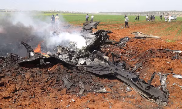 Chiến đấu cơ Syria cháy rụi sau khi bị nhóm khủng bố Mặt trận al-Nusra, một tổ chức liên quan đến mạng lưới khủng bố al-Qaeda, bắn hạ ở thị trấn al-Eis, miền bắc Syria, ngày 5/4/2016.