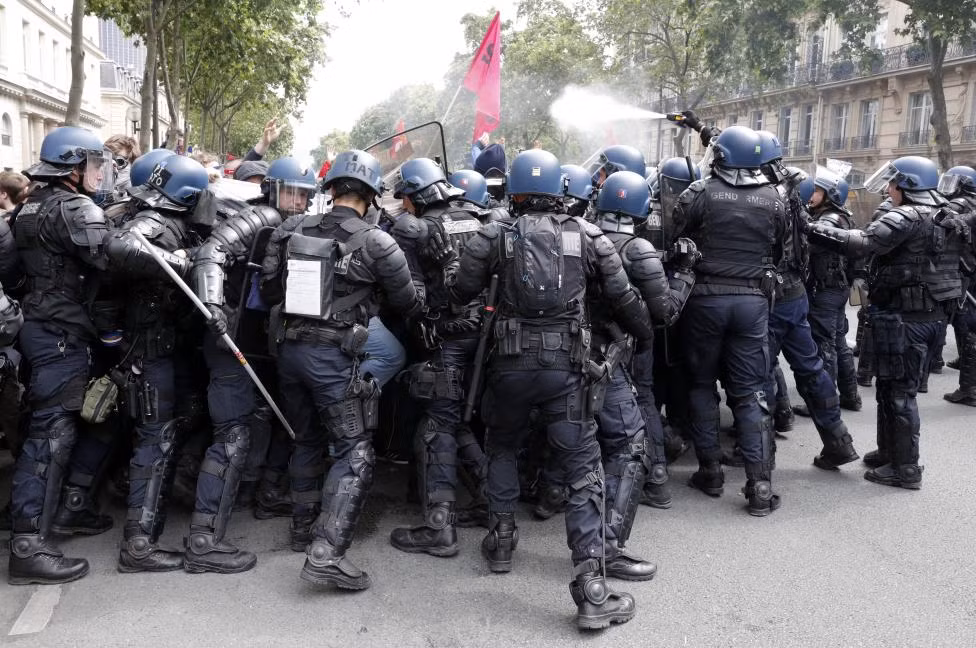 Đội hiến binh Pháp trấn áp người biểu tình ở Paris.