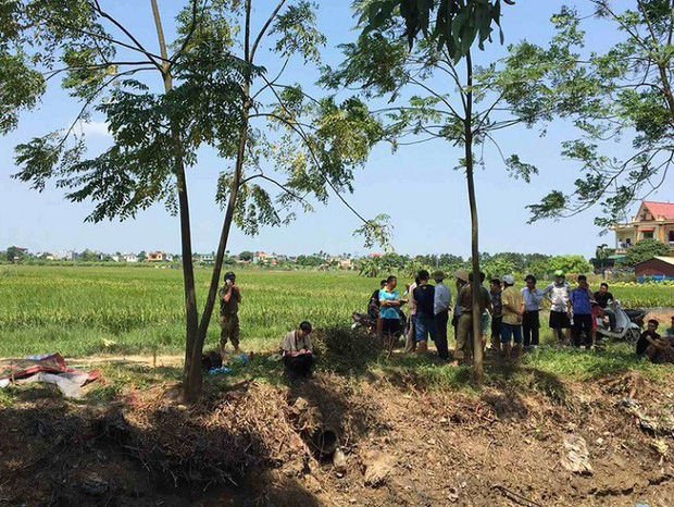 Thi the nam thanh nien cung chiec xe may duoi muong nuoc