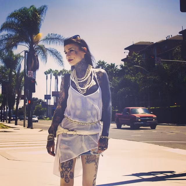 Ngoài là một con nghiện xăm, Monami còn rất có hứng thú với việc xỏ khuyên, nong tai... Trong công việc người mẫu xăm mình, Monami luôn thể hiện được chất bốc lửa, gợi cảm với thân hình đẹp. Những hình xăm trên cơ thể cô tạo nên vẻ kỳ bí, quái dị nhưng luôn cuốn hút những người có cái nhìn thoáng, thích cảm nhận hình xăm theo hướng nghệ thuật.