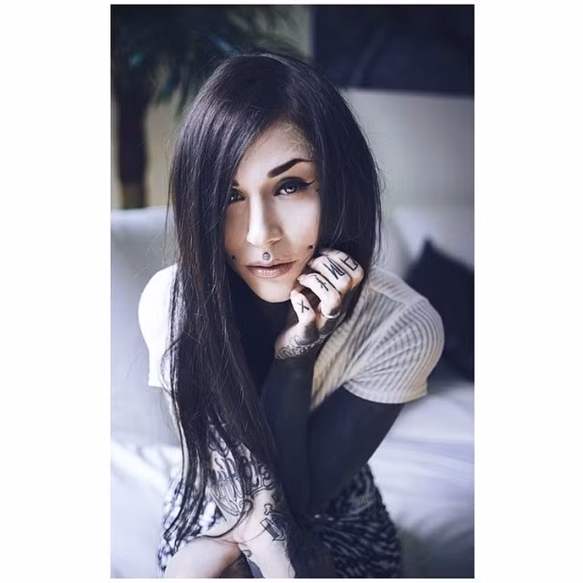 Dòng chữ mà Monami xăm trên đùi: "Hãy phá vỡ các quy định, học nhiều hơn, khám phá nhiều hơn, hãy nhận thức, hãy tìm tới sự an toàn và tình yêu!" đã thể hiện rõ chất quái tính, sự nổi loạn của cô gái này.