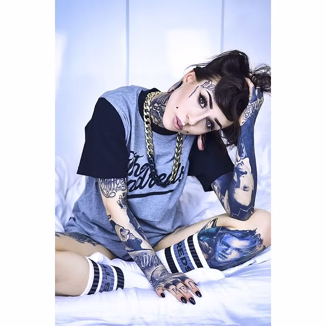 Chán ghét "cuộc trống trắng" - trống rỗng và buồn tẻ, Monami liên tục gia tăng số lượng hình xăm trên cơ thể mình.