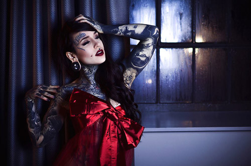 Monami Frost sinh ra tại Latvia nhưng hiện đã định cư tại Los Angeles, Mỹ. Đam mê xăm nghệ thuật từ nhỏ, Monami đã phủ kín được khoảng 90% cơ thể bằng những hình xăm từ năm mới 20 tuổi. Đến nay cô là một người mẫu xăm mình ăn khách với thân hình bốc lửa, gợi cảm.