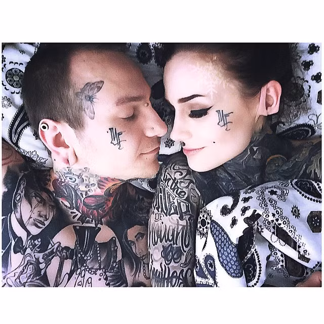 Được biết, Monami kết hôn với Anrij Straume một nghệ sĩ xăm mình chuyên nghiệp. Phần lớn hình xăm nghệ thuật trên cơ thể cô người mẫu này đều do chàng "phu quân" thực hiện. Hình xăm mà Monami tâm đắc nhất là hình bông tuyết to nằm trên mắt trái của cô.