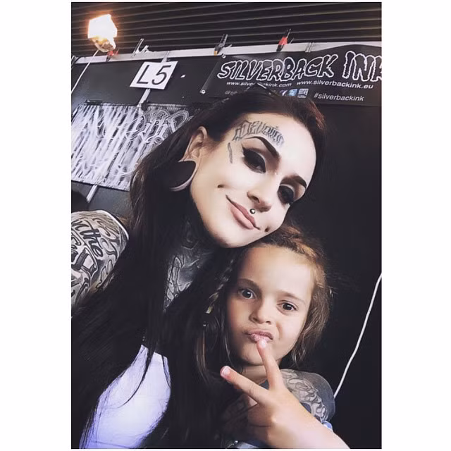 Tuy nhiên, Monami vẫn rất biết cách thể hiện tình yêu thương của mình. Dù trong những bức ảnh hai mẹ con chụp với nhau có một sự đối lập, tương phản mạnh mẽ, nhưng người xem vẫn cảm nhận được nhiều tình yêu thương, sự tự hào và ước vọng muốn che chở cho đứa con từ phía Monami.