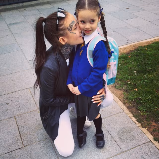 Một số dân mạng nhận xét, mỗi khi Monami xuất hiện bên con gái cô thì họ lại liên tưởng đến hình ảnh thiên thần đứng cạnh quỷ dữ. Cô gái gái xinh xắn của Monami ngây thơ, dịu dàng và đối lập hoàn toàn với hình ảnh người mẹ có phần dữ dằn với chi chít hình xăm trên cổ và cả mặt mũi.