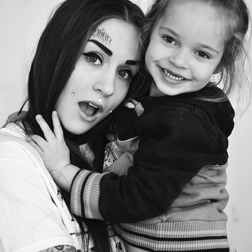 Ít ai biết, cô gái xăm kín 90% cơ thể hiện đã là mẹ của một bé gái xinh xắn. Bà mẹ nghiện xăm mình rất yêu thương con gái của mình và mỗi khi hai mẹ con cùng chụp ảnh, một sự tương phản, đối lập thú vị hiện ra.