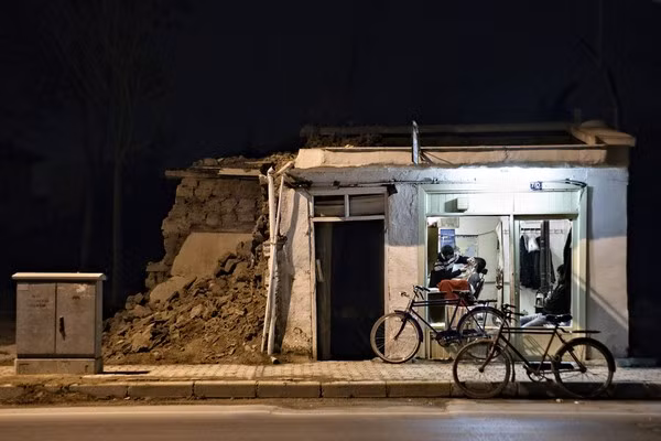 Thành phố Konya (Thổ Nhĩ Kỳ) được biết đến là thành phố phồn thịnh với những trường đại học sôi động. Tuy nhiên, hình ảnh một cửa tiệm cắt tóc sáng đèn lẻ loi trong bức ảnh này lại thể hiện một góc độ khác của thành phố.