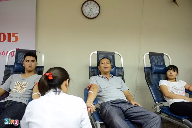 Anh Trần Thanh Hiền (44 tuổi) là một trong khá nhiều người trung tuổi tham gia hiến máu. Anh cho biết, sau khi nghe vợ kể về tình trạng khan hiếm máu trầm trọng trên báo, anh tìm hiểu ngay lập tức trong buổi tối hôm trước và sáng hôm sau đến đây gửi đi những giọt máu nhóm O quý giá của mình. "Tôi cứ nghĩ hiến máu mất thời gian và yếu đi nhiều. Nhưng sau lần đầu tiên mà cảm thấy nhanh, nhẹ nhàng và quan trọng là cảm thấy vui vì được góp một chút nhỏ bé cho xã hội thì tôi sẽ còn tiếp tục hiến máu nhiều lần nữa", người đàn ông sống ở quận Hai Bà Trưng chia sẻ.