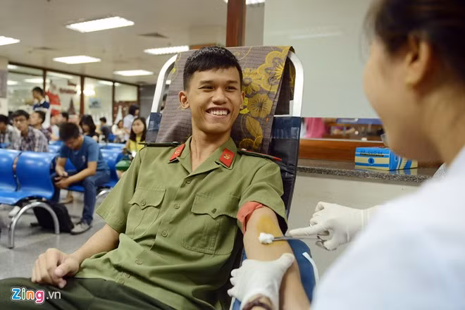 Sau khi đọc được thông tin về cuộc vận động trên báo, Nguyễn Minh Trí cùng bạn cùng lớp là Đoàn Trần Tiến Nam (19 tuổi, sinh viên Học viện An ninh) đã tận dụng thời gian được nghỉ học để đến Viện hiến máu. Với chiến sĩ trẻ Minh Trí đây là lần đầu anh hiến tặng máu của mình, còn đồng đội Tiến Nam đã là lần thứ hai.