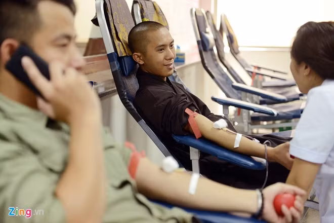 Cảm thấy sốt ruột, sư Tuấn đã chạy thẳng xe máy từ sân bay về Viện huyết học để trực tiếp hiến máu rồi trở về trường ngay để kịp cho việc học tu vào buổi chiều.