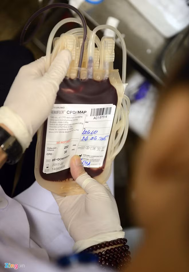 "Sau khi tiếp nhận máu từ người tình nguyện, Viện huyết học sẽ là ngân hàng máu lớn nhất khu vực miền Bắc, cung cấp cho 120 bệnh viện trên 16 tỉnh, thành điều trị cho bệnh nhân có nhu cầu. Với quy trình sàng lọc và bảo quản hiện đại, chất lượng máu tại Viện được đánh giá tốt không không kém bất cứ bệnh viện hàng đầu nào trên thế giới.", GS, TS Viện trưởng Nguyễn Anh Trí khẳng định.