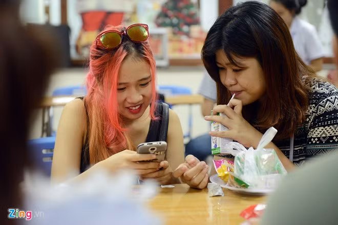 Hai bạn trẻ Nguyễn Minh Hà và Phạm Nguyễn Việt Trinh (19 tuổi, sinh viên Học viện Ngoại giao) nghỉ ngơi ăn uống lấy lại sức sau khi hiến máu. Ngày hôm nay Việt Trinh lần đầu tiên hiến máu, còn Minh Hà phải đợi thêm 4 ngày nữa mới được hiến máu vì lần gần nhất của cô chưa đủ thời gian giãn cách là 3 tháng.