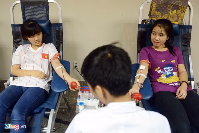 Không ít các bạn trẻ là phái yếu tham gia chương trình. Với cô sinh viên trẻ Nguyễn Thị Huế (20 tuổi, trường Đại học Công Nghiệp Việt Hưng, Sơn Tây) thì đây đã là lần thứ 4 cô tham gia hiến máu. Sau khi biết tin qua mạng xã hội cô gái mặc áo tuyển thủ bóng đá Việt Nam đã bắt xe từ Sơn Tây về Viện để tham gia.