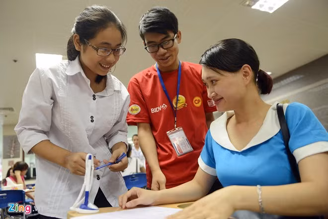 Tham "gia phong trào hiến máu" không nhất thiết là phải trực tiếp cho đi giọt máu của mình. Tuy chưa đủ tuổi được hiến máu nhưng bạn Nguyễn Thị Minh Phương ( 16 tuổi, học lớp 11A1 Hóa trường chuyên Nguyễn Huệ) sau hai khóa đào tạo của bệnh viện khá tích cực làm điều phối viên đễ hỗ trợ các y bác sĩ cũng như những người hiến máu. Phương được gia đình vui vẻ đồng ý tham gia công việc khá ý nghĩa cho cộng đồng trong quãng thời gian nghỉ hè của mình.