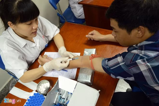 Sau khi khai trong bản đăng ký tình nguyện, những người có đủ tuổi từ 18 đến 60 được hướng dẫn cụ thể về quy trình kiểm tra lấy xét nghiệm, lấy máu, nghỉ dưỡng sức... Một số trường hợp không đảm bảo sức khỏe, chất lượng máu hoặc quãng thời gian hiến máu liên tiếp quá gần (chưa đủ 3 tháng) sẽ không được chấp nhận.