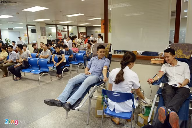 Sau khi Viện huyết học và Truyền máu Trung ương lâm vào cảnh thiếu máu trong kho dự trữ, vài ngày gần đây, phòng tiếp nhận của Viện liên tục đón tiếp người dân đến hiến máu cứu người hàng ngày.