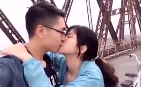 Ngoài phần hình ảnh ngọt ngào, các clip khoe cuộc sống hạnh phúc của các cặp đôi thường được đặt trên nền nhạc những ca khúc về tình yêu, vui tươi, nhí nhảnh và đầy ngẫu hứng.