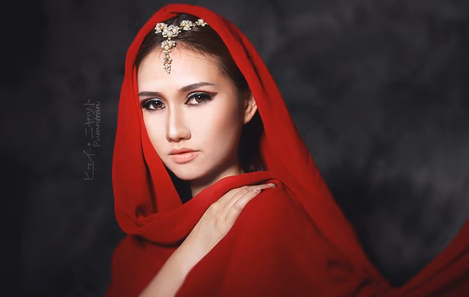 Trong loạt ảnh mới, MC Hương Giang toát lên vẻ đẹp đầy lạ lẫm với đôi mắt sâu thẳm, có hồn và được nhận xét là giống hệt phụ nữ Ấn Độ. Bộ ảnh mới được giới thiệu trên một vài trang tin với nhan đề "Cô dâu 8 tuổi phiên bản Việt". Ảnh: Pumn Trần.