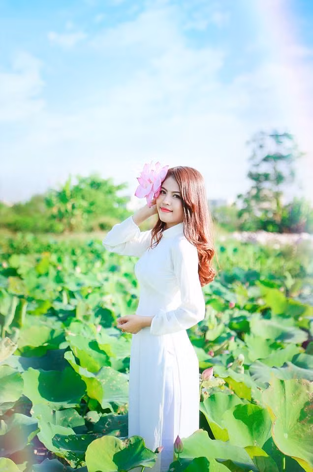 Được học sinh nhận xét giống "siêu mẫu" trong bài kiểm tra văn, cô giáo Cẩm Vân vì thấy quá đáng yêu nên đã chụp hình lại bài văn và chia sẻ cho bạn bè xem. Bài văn vô tình gây sốt và đã khiến cô giáo có một kỷ niệm không thể nào quên với những học sinh thân yêu của mình.