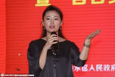 Dù đã bước sang tuổi 43 nhưng nữ diễn viên Vương Tư Ý khiến nhiều người ngạc nhiên bởi sự trẻ trung, xuân sắc.