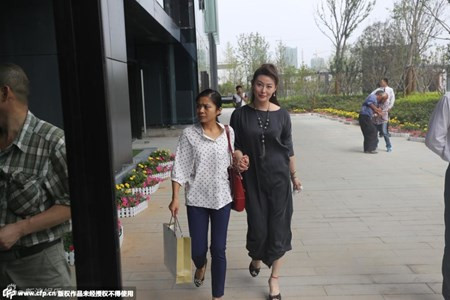 Từ năm 1993, Vương Tư Ý lấn sân sang diễn xuất với bộ phim truyền hình Bao Thanh Thiên. Ba năm sau, cô được mời vào vai Phan Kim Liên trong bộ phim truyền hình Thủy Hử nổi tiếng và chính thức đi theo nghiệp diễn.