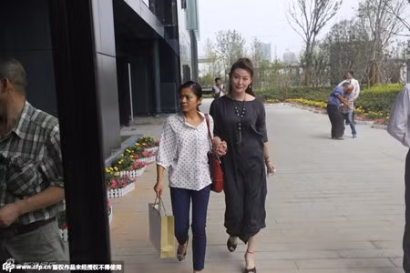 Từ năm 1993, Vương Tư Ý lấn sân sang diễn xuất với bộ phim truyền hình Bao Thanh Thiên. Ba năm sau, cô được mời vào vai Phan Kim Liên trong bộ phim truyền hình Thủy Hử nổi tiếng và chính thức đi theo nghiệp diễn.