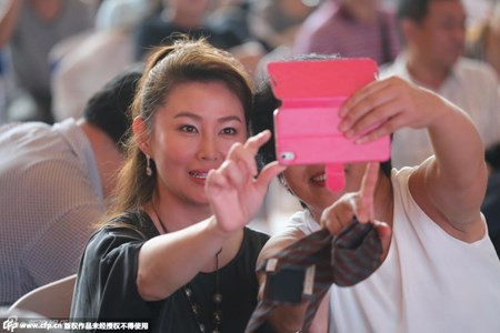 Nữ diễn viên sinh năm 1972 tại Đài Loan, cô xuất thân từ sàn catwalk và được biết đến là một người mẫu có tiếng ở xứ Đài từ năm 1985. Cô từng được xếp vào Top 10 mẫu nữ tiếng tăm những năm 1989.